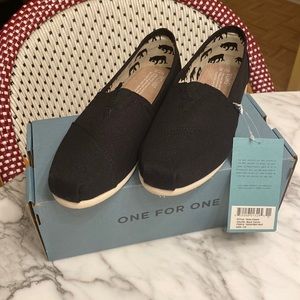 Toms classic black canvas shoes